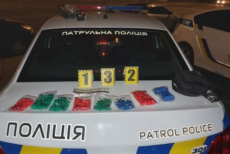 В Одессе в комендантский час наркоделец перевозил в такси около 250 свертков с психотропами (фото)