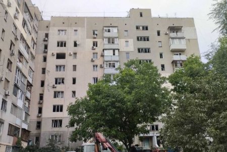 Пострадавшим в результате ночного удара оказывают помощь медики, а на местах разрушений работают коммунальщики (фото) 