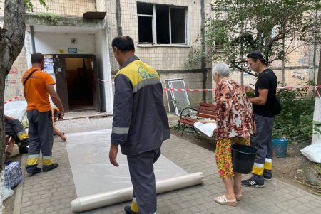 Пострадавшим в результате ночного удара оказывают помощь медики, а на местах разрушений работают коммунальщики (фото) 
