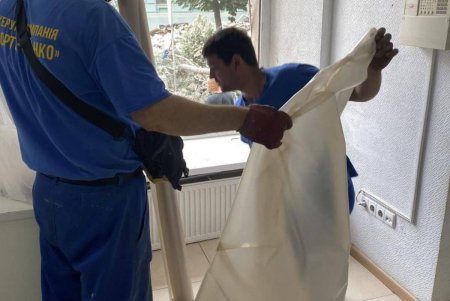 Пострадавшим в результате ночного удара оказывают помощь медики, а на местах разрушений работают коммунальщики (фото) 