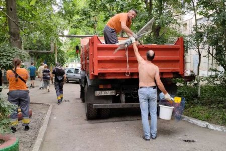 Пострадавшим в результате ночного удара оказывают помощь медики, а на местах разрушений работают коммунальщики (фото) 