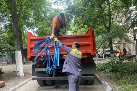 Пострадавшим в результате ночного удара оказывают помощь медики, а на местах разрушений работают коммунальщики (фото) 