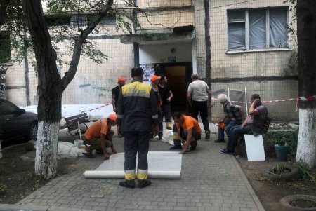 Пострадавшим в результате ночного удара оказывают помощь медики, а на местах разрушений работают коммунальщики (фото) 