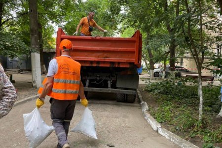 Пострадавшим в результате ночного удара оказывают помощь медики, а на местах разрушений работают коммунальщики (фото) 