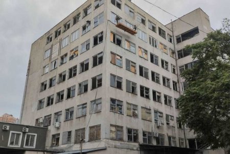 Пострадавшим в результате ночного удара оказывают помощь медики, а на местах разрушений работают коммунальщики (фото) 