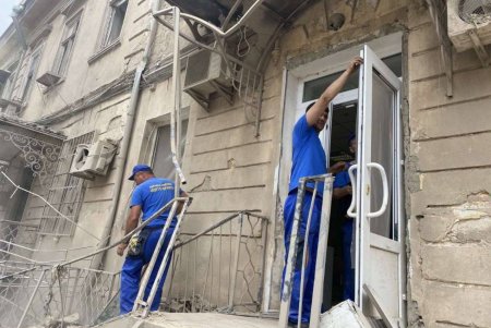 Пострадавшим в результате ночного удара оказывают помощь медики, а на местах разрушений работают коммунальщики (фото) 