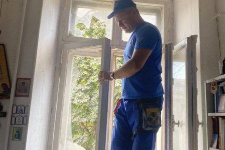 Пострадавшим в результате ночного удара оказывают помощь медики, а на местах разрушений работают коммунальщики (фото) 