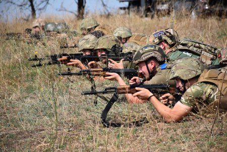 Одесские гвардейцы доводят стрелковое мастерство до автоматизма (фото)