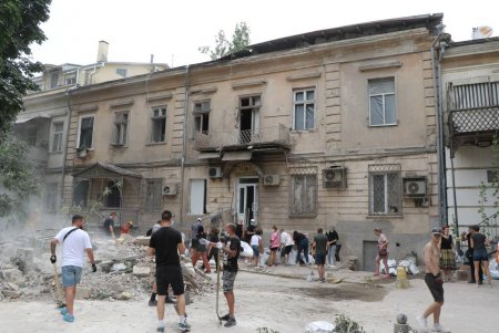 В Одессе продолжают ликвидировать последствия вражеской атаки: повреждены более шестидесяти зданий (фото, видео)