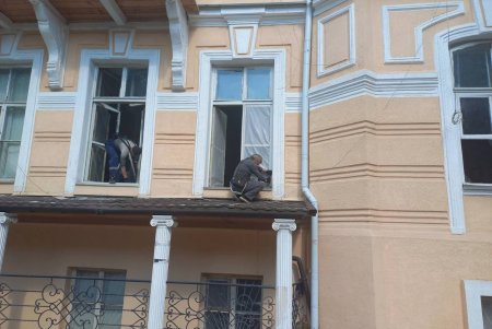 В Одессе продолжают ликвидировать последствия вражеской атаки: повреждены более шестидесяти зданий (фото, видео)