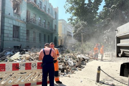 Ликвидировать последствия ракетной атаки по историческому центру Одессы коммунальщики смогут после обследования комиссии (фото)