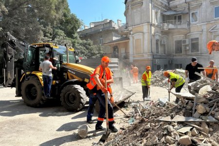 Ликвидировать последствия ракетной атаки по историческому центру Одессы коммунальщики смогут после обследования комиссии (фото)