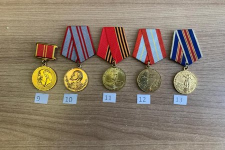Одесские таможенники пресекли незаконный вывоз за границу 18 орденов и медалей (фото)