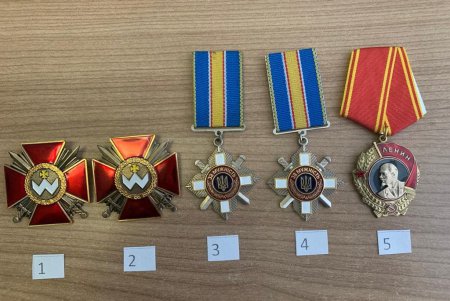 Одесские таможенники пресекли незаконный вывоз за границу 18 орденов и медалей (фото)