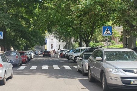  Специалисты одесского «СМЭП» обновляют разметку и устанавливают антипарковочные столбики (фото)
