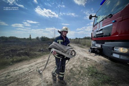 В Одесской области потушили пожар на площади в 10 тыс. квадратных метров (фото)