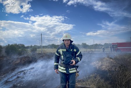 В Одесской области потушили пожар на площади в 10 тыс. квадратных метров (фото)