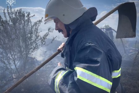 В Одесской области потушили пожар на площади в 10 тыс. квадратных метров (фото)