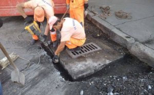 В Одессе проводятся работы по очистке ливневок (фото)
