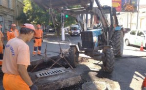 В Одессе проводятся работы по очистке ливневок (фото)