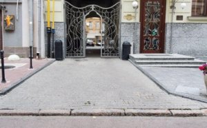  Специалисты одесского «СМЭП» обновляют разметку и устанавливают антипарковочные столбики (фото)
