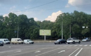  Специалисты одесского «СМЭП» обновляют разметку и устанавливают антипарковочные столбики (фото)
