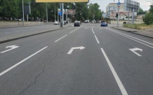  Специалисты одесского «СМЭП» обновляют разметку и устанавливают антипарковочные столбики (фото)