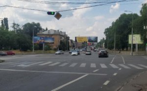  Специалисты одесского «СМЭП» обновляют разметку и устанавливают антипарковочные столбики (фото)