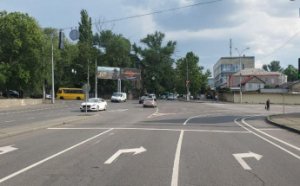  Специалисты одесского «СМЭП» обновляют разметку и устанавливают антипарковочные столбики (фото)