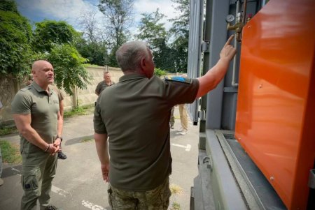 Городские власти передали 10 пикапов военным на передовую (фото, видео)