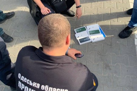 Одесский таможенник систематически получал взятки за беспрепятственный ввоз грузов из-за границы