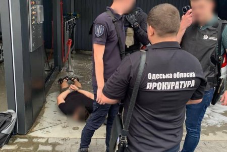 Одесский таможенник систематически получал взятки за беспрепятственный ввоз грузов из-за границы
