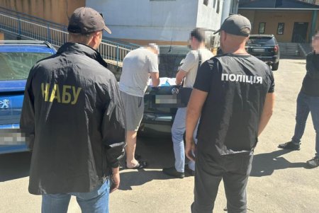 В Одессе судья и адвокат за две тысячи долларов США обещали принятие положительных решений по админделам (фото)