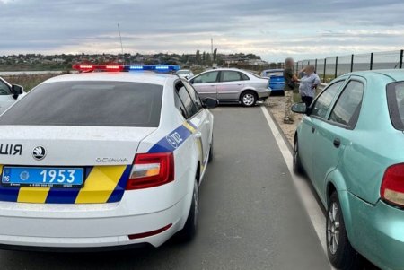 В районе поселка Новая Дофиновка произошло тройное ДТП: два человека травмированы (фото)