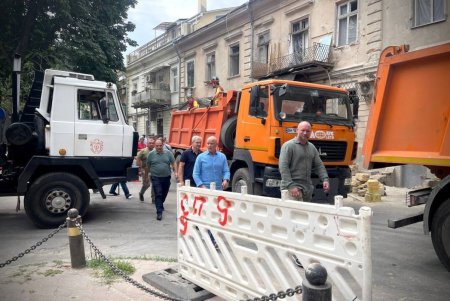 Мэр Одессы встретился с представителями фонда, который поможет восстановить дом на Преображенской после ракетного обстрела (фото, видео)