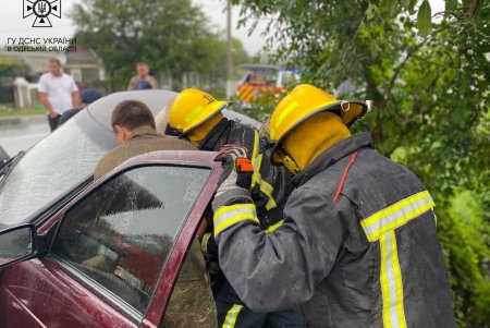 В Березовке доставали водителя из искореженного авто (фото)
