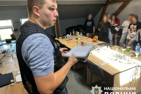 В Приморском районе через два колл-центра мошенники выманивали данные банковских карт и снимали деньги доверчивых граждан (фото)
