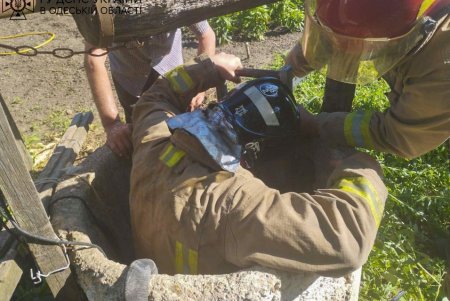 В Ширяево спасатели помогли пожилой женщине выбраться из колодца, в который она упала (фото)
