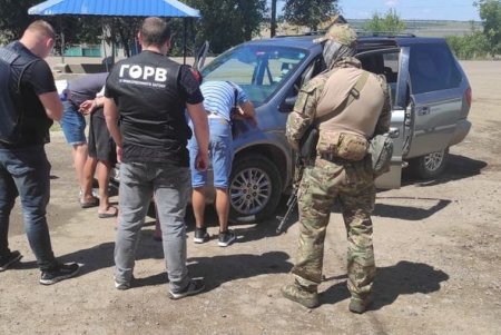 Спрятали в нише под пассажирским сиденьем: на КПП в Одесской области задержали организаторов незаконной переправки призывников (фото, видео)