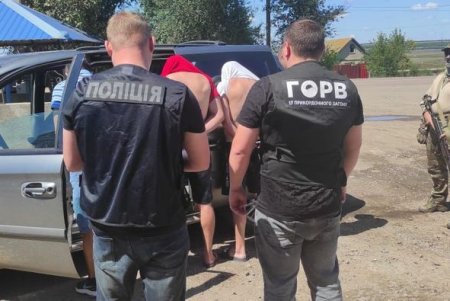 Спрятали в нише под пассажирским сиденьем: на КПП в Одесской области задержали организаторов незаконной переправки призывников (фото, видео)