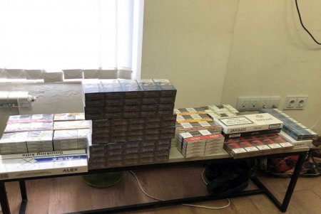 Книга начала 20-го века и сигареты: на пункте пропуска в Одесской области выявили двух нарушителей (фото)