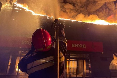 Три человека пострадали, повреждены школы, детские сады, общежитие вуза, полностью выгорел супермаркет: последствия ночного обстрела Одессы (фоторепортаж)