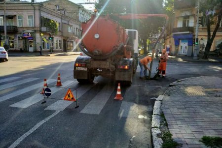 На улицах Одессы проводятся работы по очистке ливневок (фото)