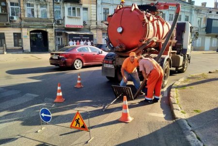 На улицах Одессы проводятся работы по очистке ливневок (фото)