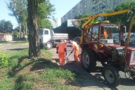 На улицах Одессы проводятся работы по очистке ливневок (фото)
