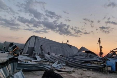 Россия вновь обстреляла порт в Одесской области, разрушив зернохранилища (фото)