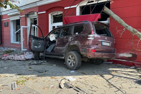Удар по Чернигову: семь человек погибли, 90 получили ранения разной степени тяжести (фото) 