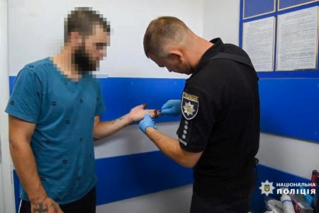 Полиция прокомментировала скандальное видео с задержанием в хостеле на Соборной: разыскивали грабителя, напавшего на переселенца (фото, видео)