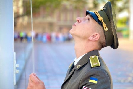 На Думской площади и Воронцовском маяке в честь праздника торжественно подняли флаг Украины (фото, видео)