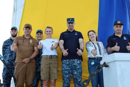 На Думской площади и Воронцовском маяке в честь праздника торжественно подняли флаг Украины (фото, видео)